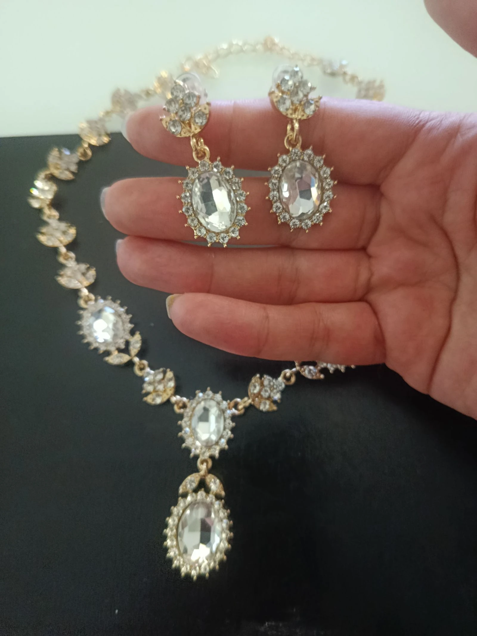 Conjunto joyas dorado con cristales brillantes elegante 